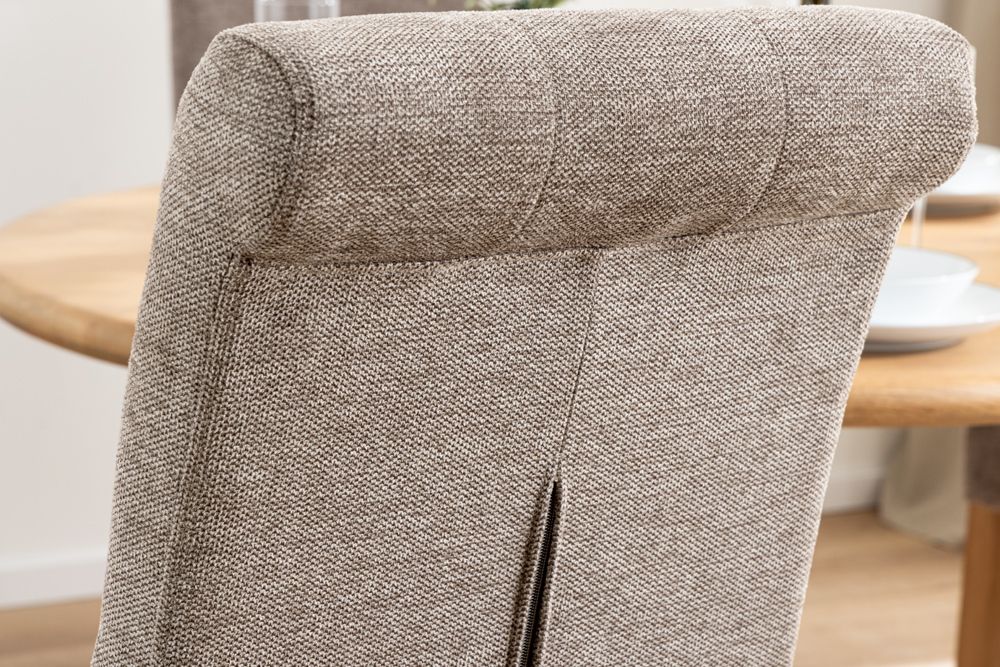 Design Stuhl CASA taupe Strukturstoff Massivholzbeine mit Zierknöpfen und Nackenrolle