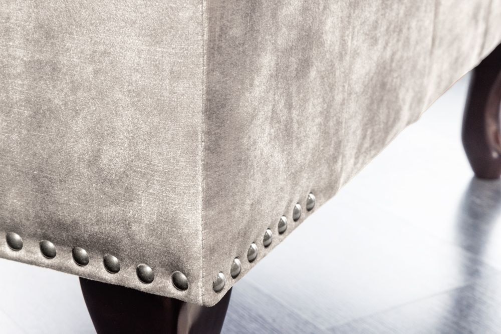 Design Sitzhocker CHESTERFIELD 80cm champagner beige Samt Knopfheftung Nietenbesatz