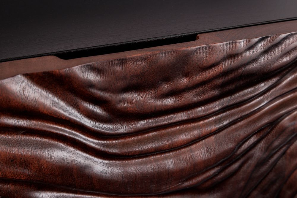 Massives Sideboard FLUID 175cm walnuss-braun Akazienholz 3D-Design schwarzer Sockelfuß