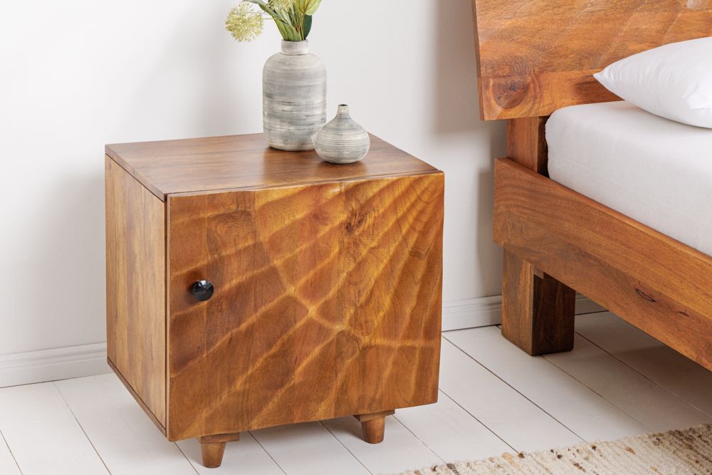 Massiver Nachttisch SCORPION 50cm braun Mangoholz Beistelltisch mit 3D Schnitzereien
