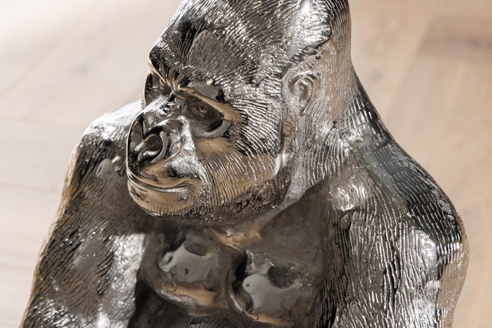 Runder Beistelltisch KONG 50cm silber Metall Glas Affenfigur Gorilla Skulptur