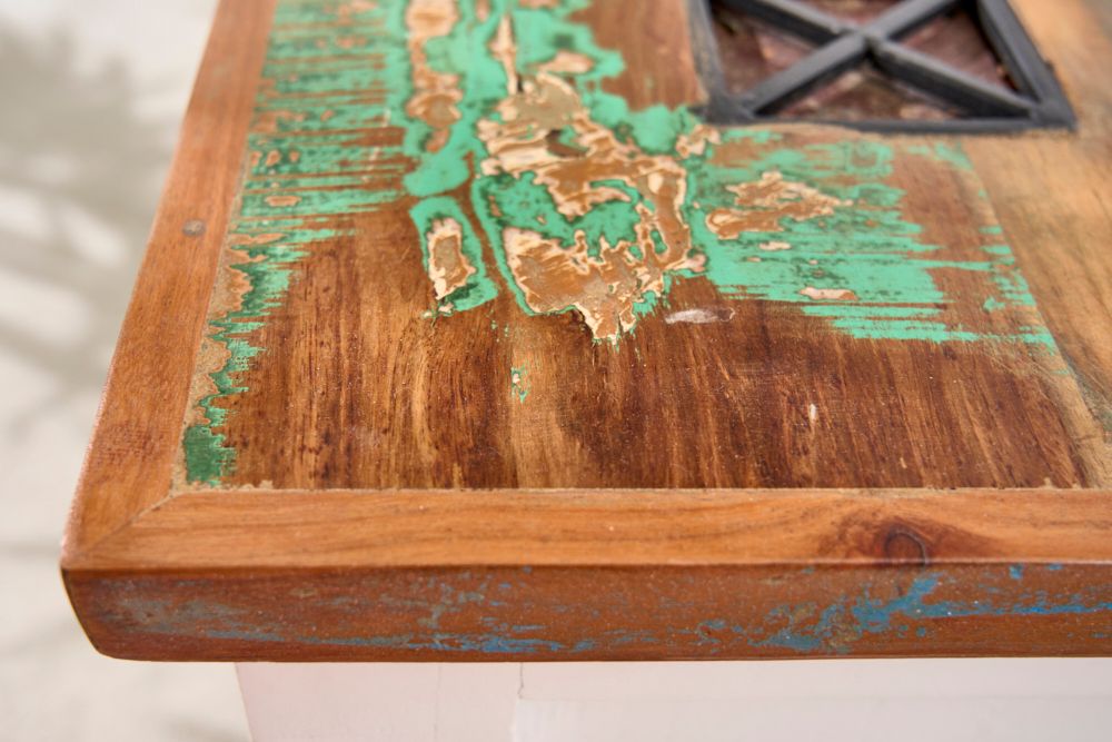 Massiver Couchtisch JAKARTA 70cm weiß bunt Holz Truhe aus recycelten Fischerbooten mit Schubladen