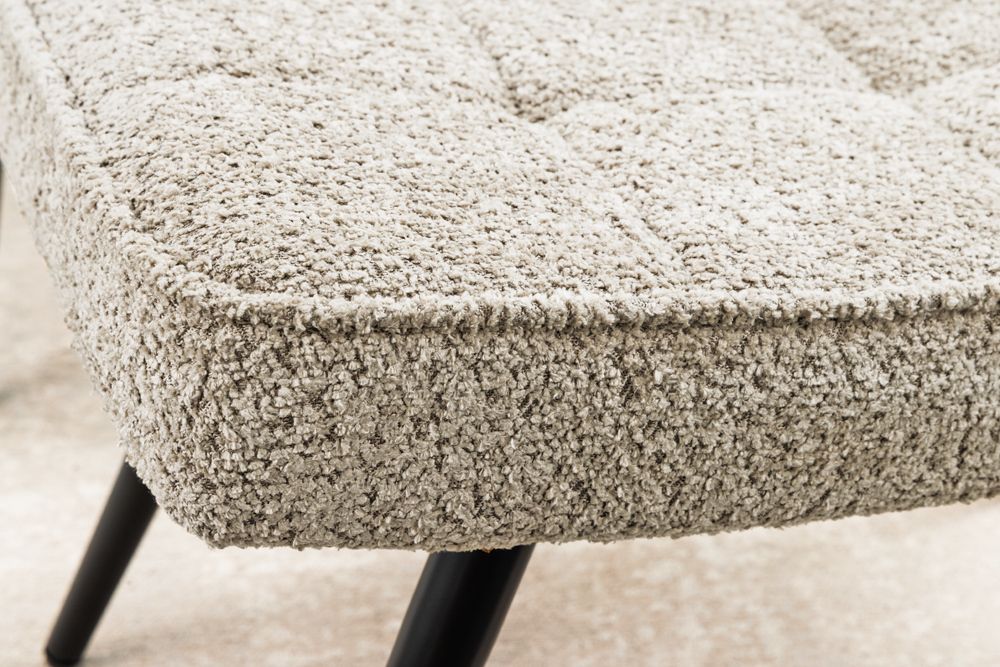 Moderner Hocker SCANDINAVIA champagner greige Bouclé schwarze Metallbeine Fußhocker