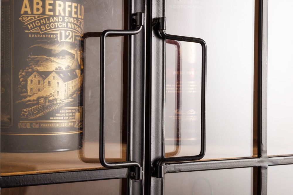 Massive Vitrine SEVEN SEAS 150cm natur Pinie Industrial-Türen Metall Barschrank