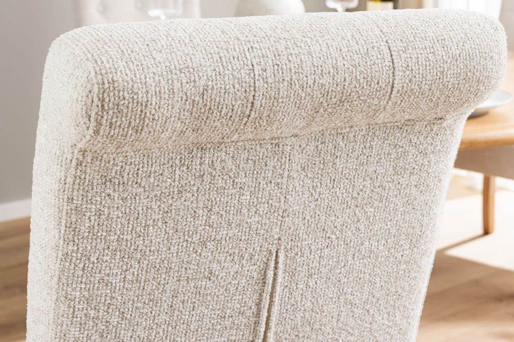 Design Stuhl CASA beige Bouclé Tweed Soft Massivholzbeine Zierknöpfe und Nackenrolle