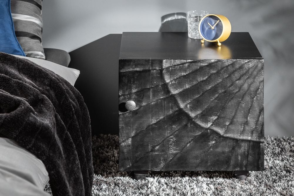 Massiver Nachttisch SCORPION 50cm schwarz Mangoholz Beistelltisch mit 3D Schnitzereien