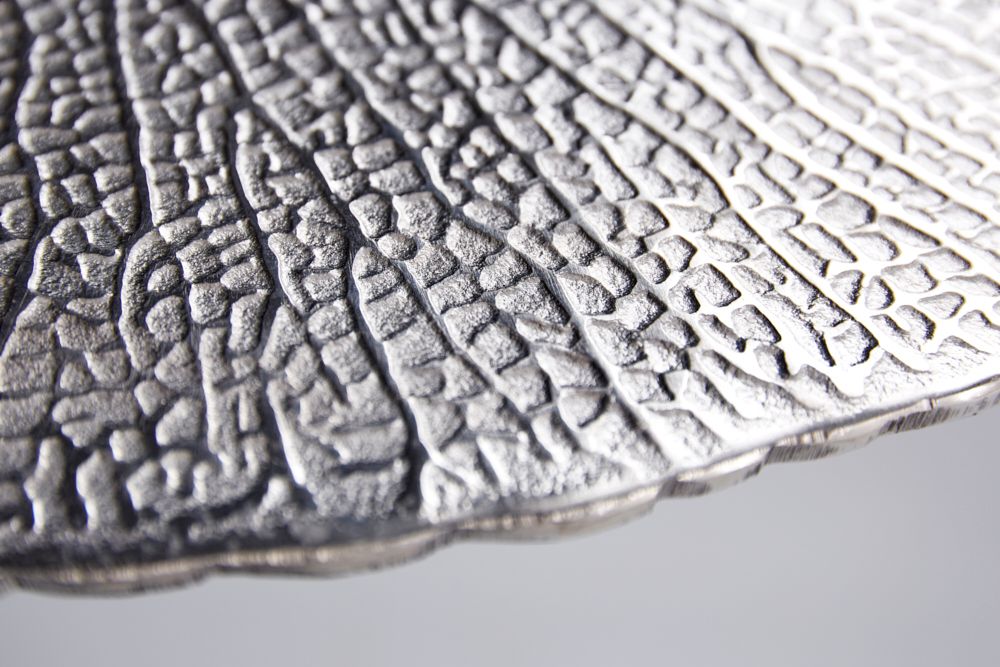 Handgearbeiteter Beistelltisch ABSTRACT LEAF 40cm silber