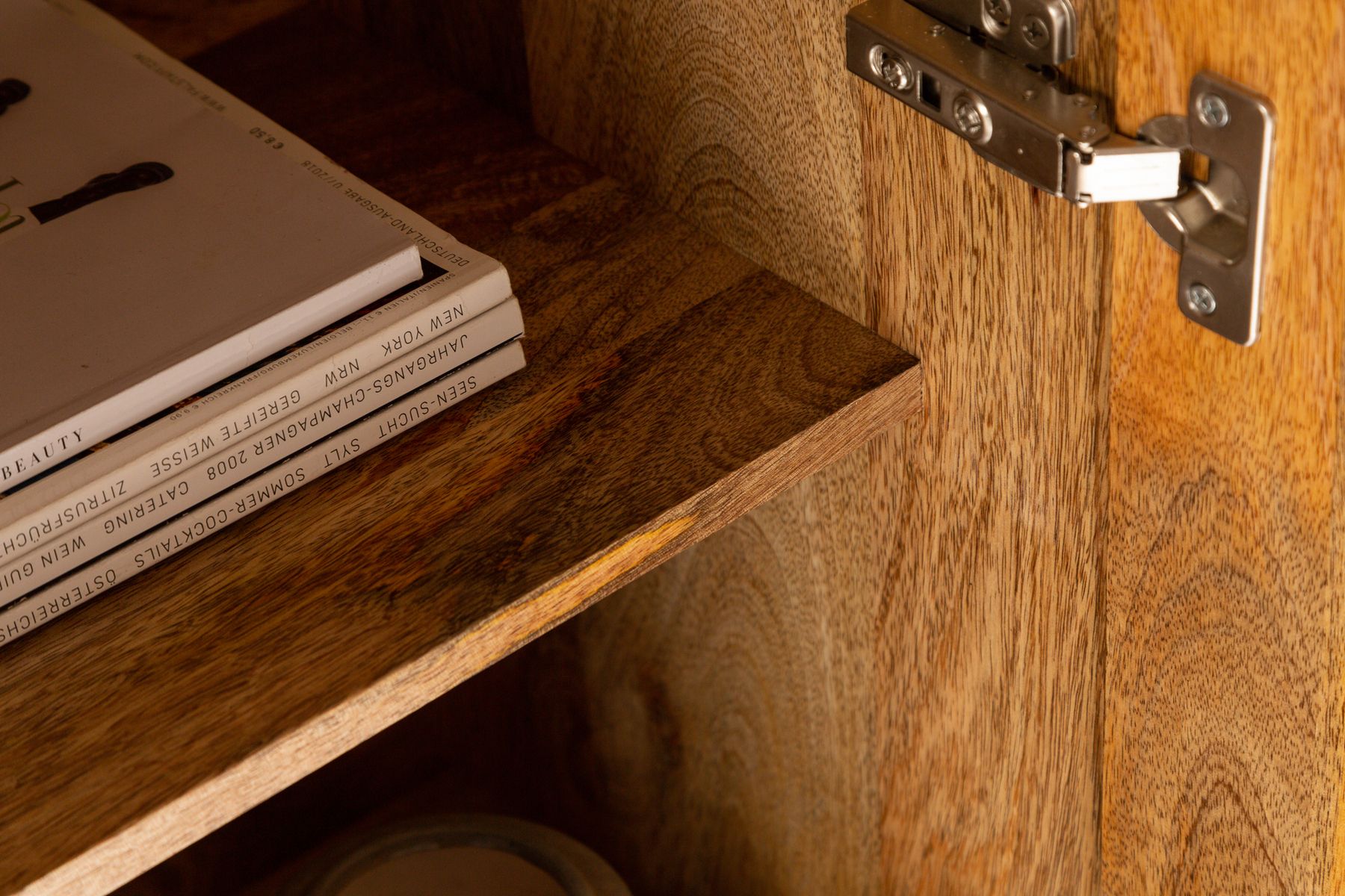 Massives Sideboard SCORPION 180cm braun Mangoholz aufwendige 3D Schnitzereien