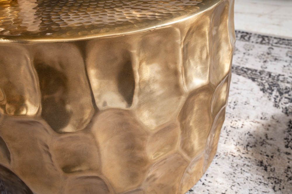 Runder Couchtisch ORGANIC ORIENT 55cm gold Metall Hammerschlag 3D-Design handmade