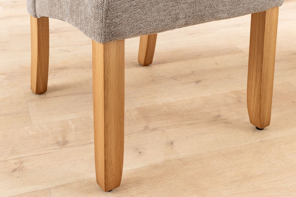 Design Stuhl CASA taupe Strukturstoff Massivholzbeine mit Zierknöpfen und Nackenrolle