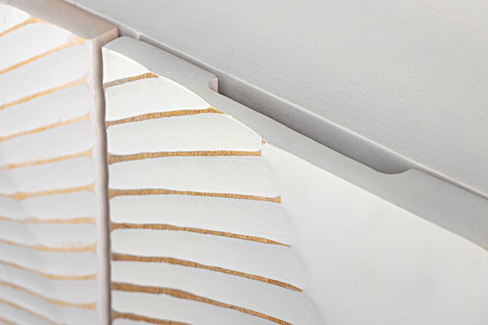 Handgearbeitetes Sideboard GOLDEN SUNSET 140cm weiß mit 3D Schnitzereien gold Mangoholz Metallbeine