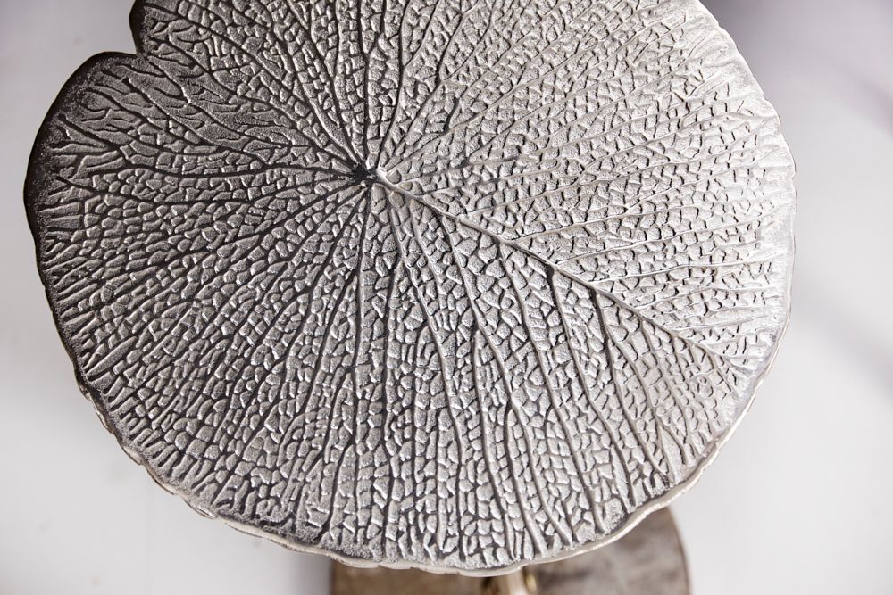 Handgearbeiteter Beistelltisch ABSTRACT LEAF 40cm silber