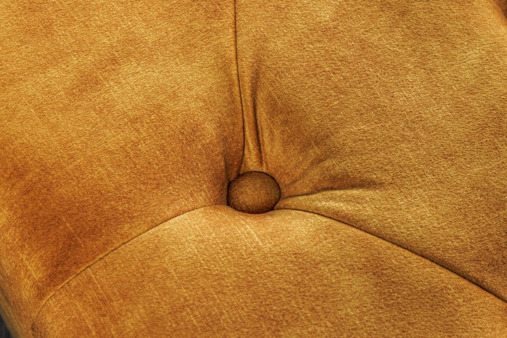 Design Fußhocker CHESTERFIELD 80cm senfgelb Samt Knopfheftung Nietenbesatz