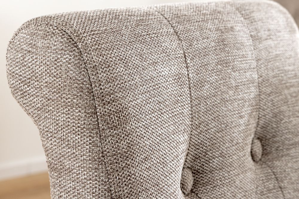 Design Stuhl CASA taupe Strukturstoff Massivholzbeine mit Zierknöpfen und Nackenrolle