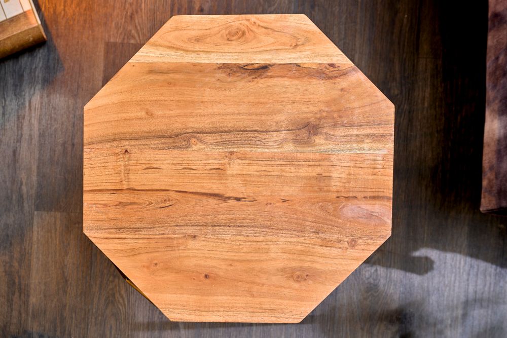 Abstrakter Beistelltisch DIAMOND 50cm natur Akazie Massivholz messing Metallgestell