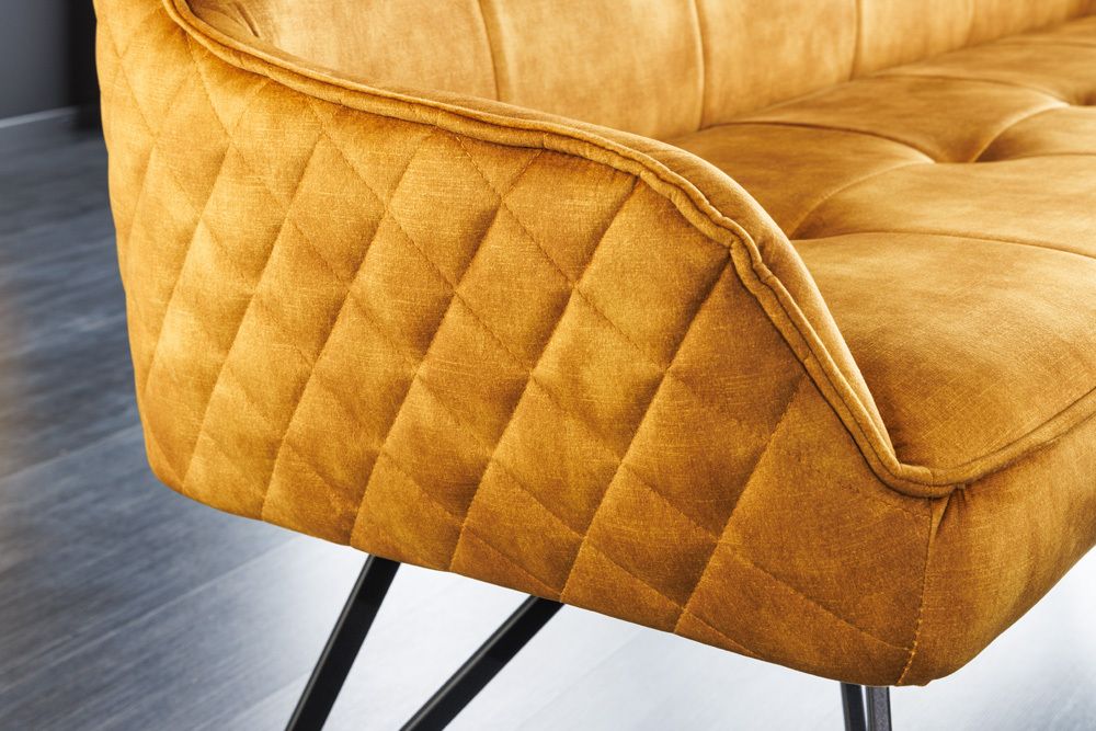 Design Sitzbank EUPHORIA 160cm senfgelb Samt Retrostil Ziersteppung Hairpin Legs Metallbeine Armlehnen