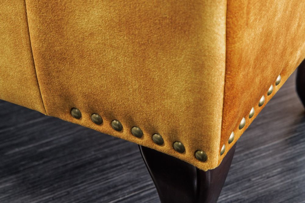 Design Fußhocker CHESTERFIELD 80cm senfgelb Samt Knopfheftung Nietenbesatz