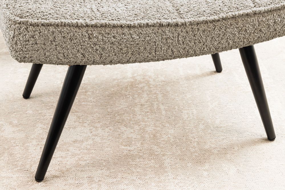 Moderner Hocker SCANDINAVIA champagner greige Bouclé schwarze Metallbeine Fußhocker