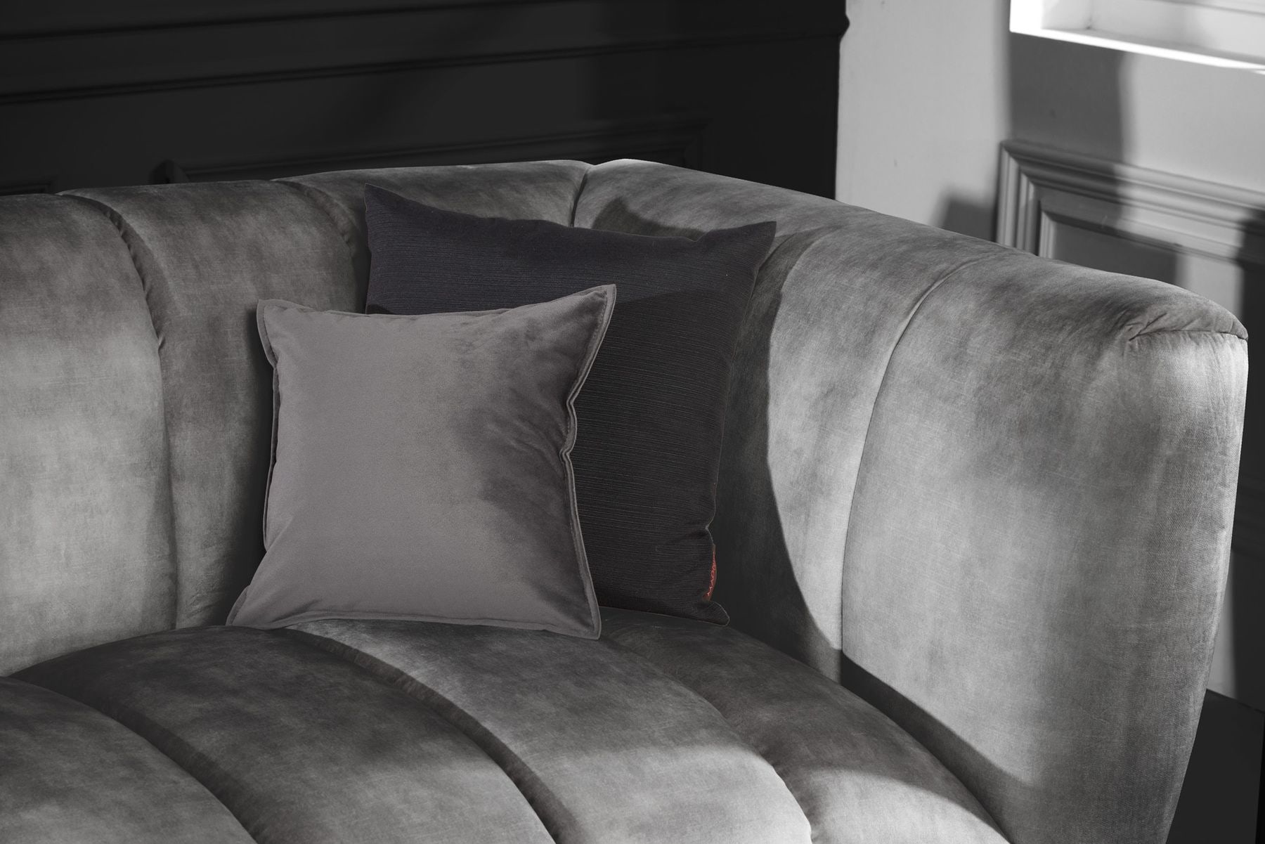Design 3-Sitzer Sofa NOBLESSE 225cm grau Samt Federkern schwarze Metallfüße