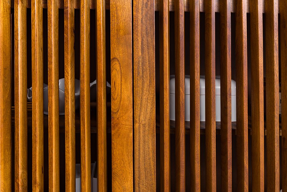 Massives Sideboard SCULPTURA 170cm braun Mangoholz mit abgerundeter Lamellenfront