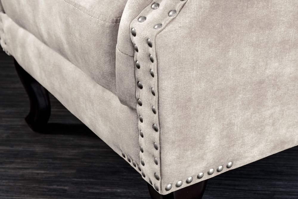 Design Ohrensessel CHESTERFIELD 105cm champagner beige Samt silber Ziernieten