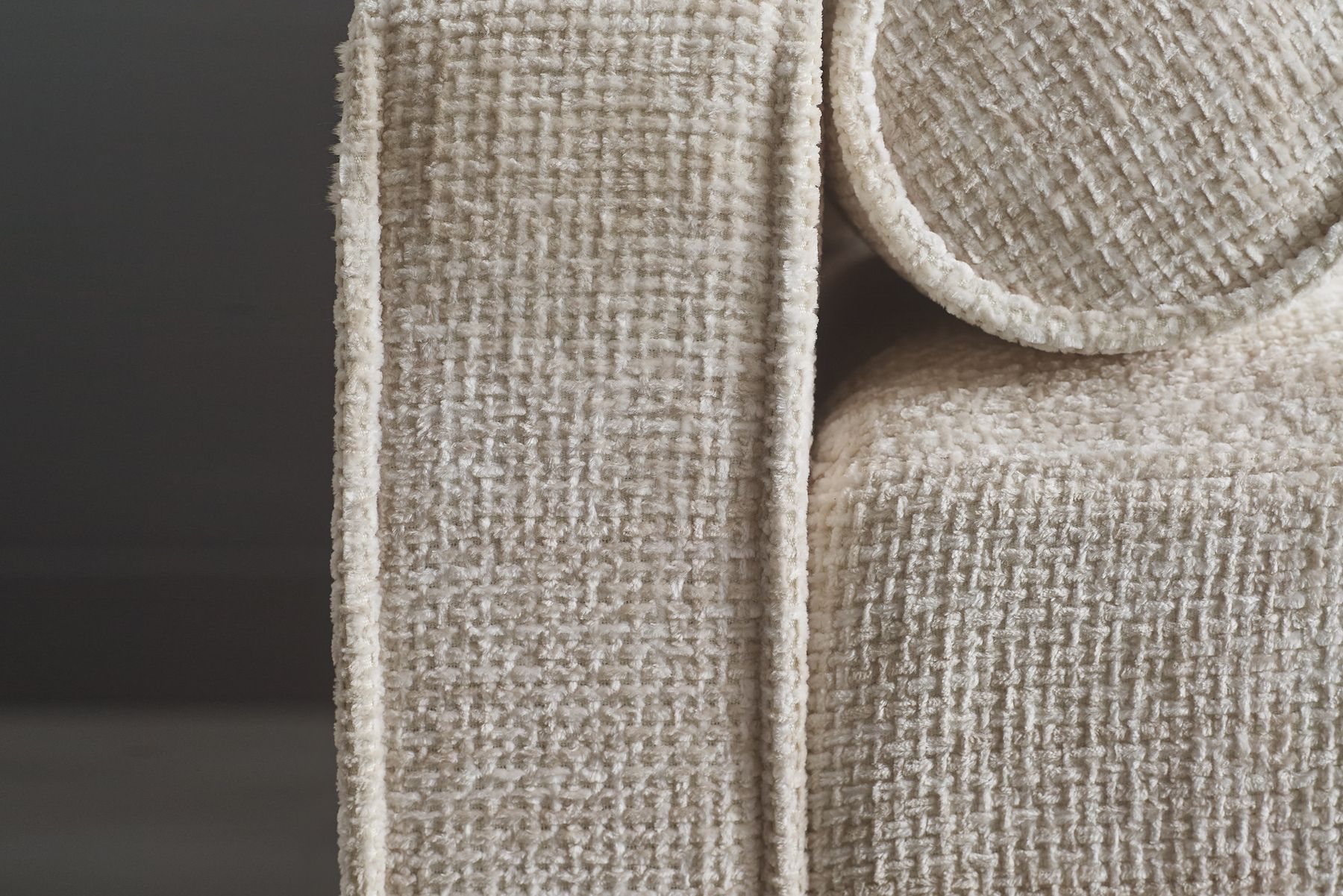 Design Sofa COZY VELVET 220cm beige Chenille Federkern 3-Sitzer mit goldener Kappe