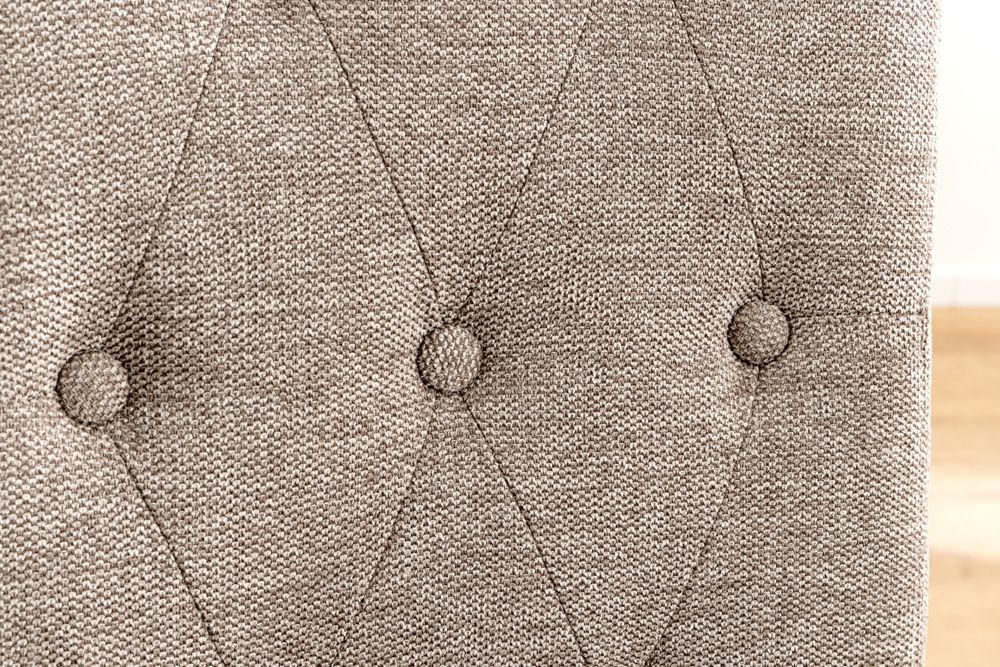 Design Stuhl CASA taupe Strukturstoff Massivholzbeine mit Zierknöpfen und Nackenrolle