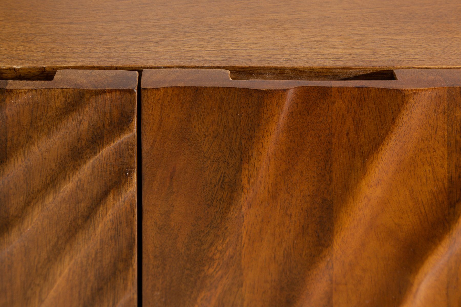 Massives Sideboard SCORPION 180cm braun Mangoholz aufwendige 3D Schnitzereien