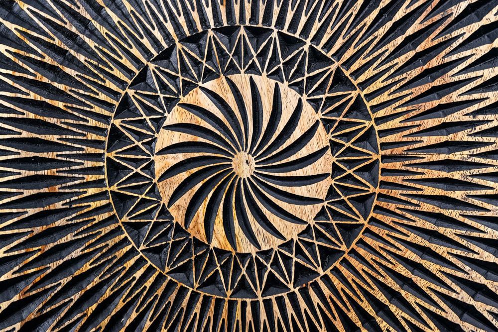 Hängendes TV-Board ILLUSION 160cm schwarz Mangoholz Massivholz mit 3D Schnitzereien gold
