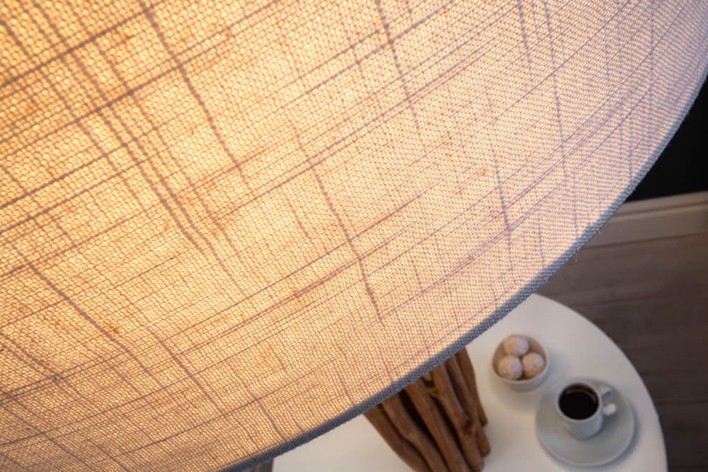 Funktionelle Stehlampe SERVANT 153cm Longan-Massivholz mit Tisch und Leinenschirm