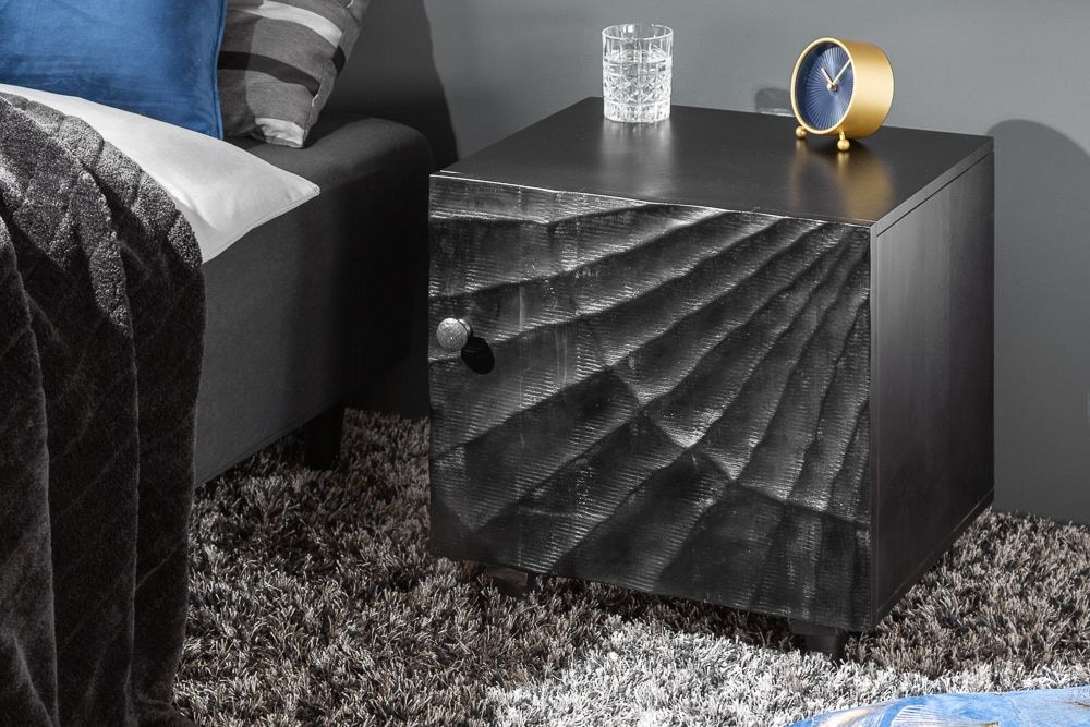 Massiver Nachttisch SCORPION 50cm schwarz Mangoholz Beistelltisch mit 3D Schnitzereien