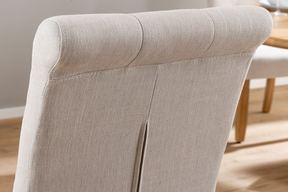 Design Stuhl CASA beige Leinen Massivholzbeine mit Zierknöpfen und Nackenrolle