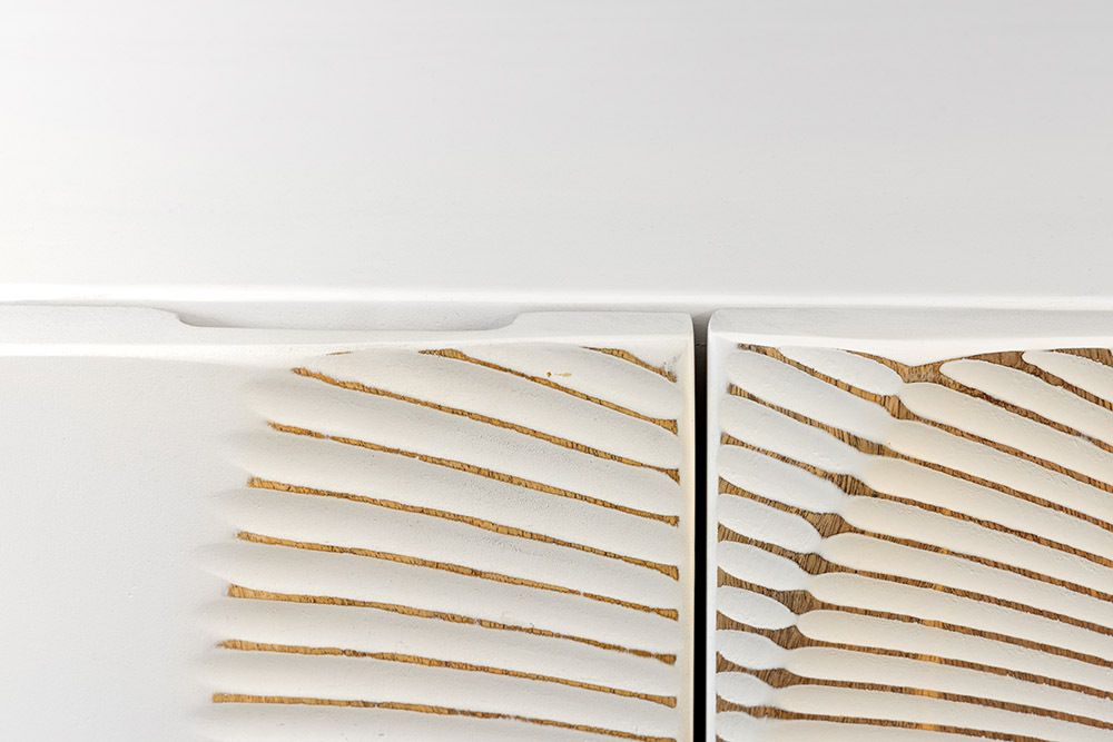 Massives TV-Lowboard GOLDEN SUNSET 180cm weiß gold Mangoholz 3D Schnitzereien Metallfüße