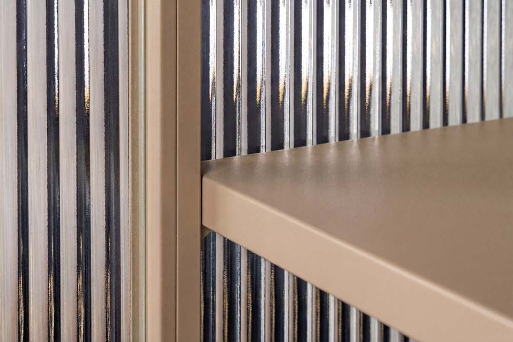 Modernes Sideboard AMSTERDAM 105cm greige gold Vitrine Schrank Riffelglas Metall
