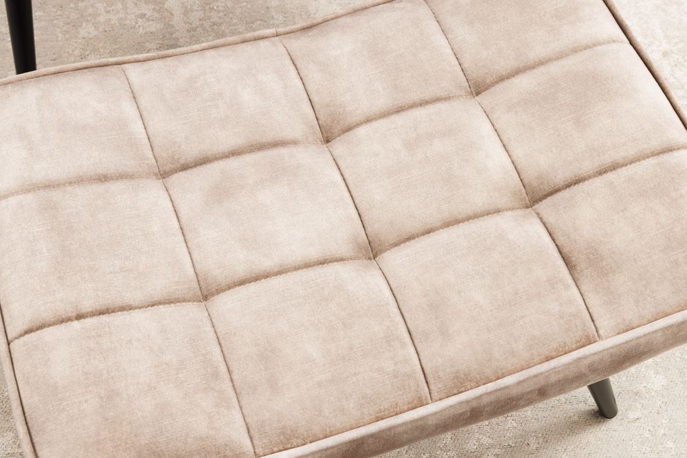 Moderner Hocker SCANDINAVIA champagner beige Samt schwarze Metallbeine Fußhocker