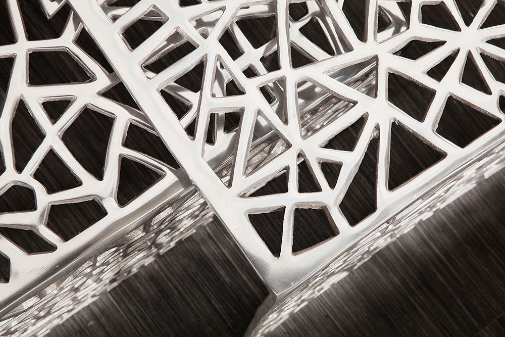 Handgearbeiteter Couchtisch ABSTRACT 49cm 2er Set silber im Gap Design