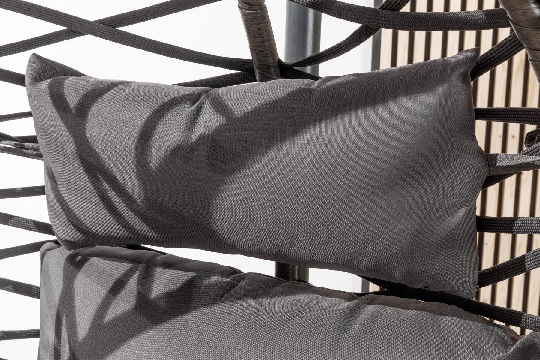 In- und Outdoor Hängesessel IBIZA anthrazit Rattan mit Gestell wetterfest inkl. Kissen
