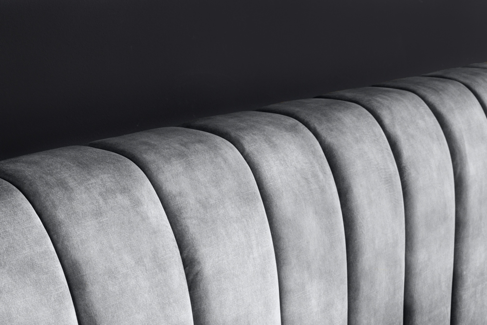 Retro Bett AMSTERDAM 160x200cm grau Samt schwarz Metall Polsterbett