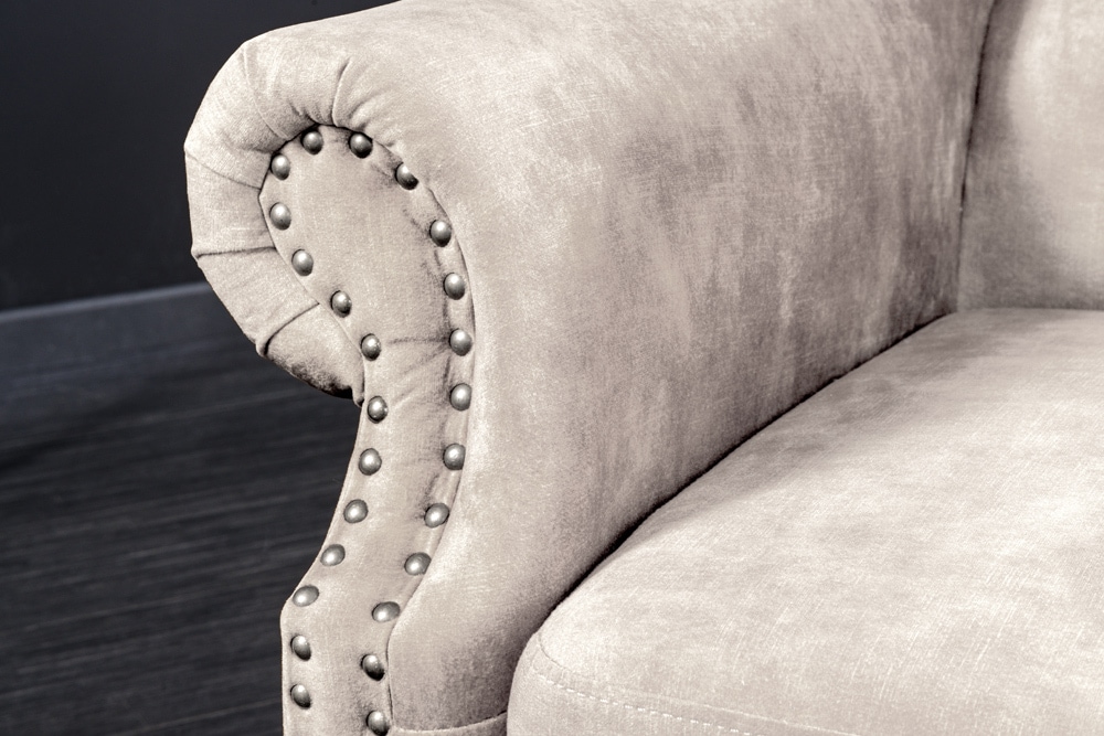 Design Ohrensessel CHESTERFIELD 105cm champagner beige Samt silber Ziernieten