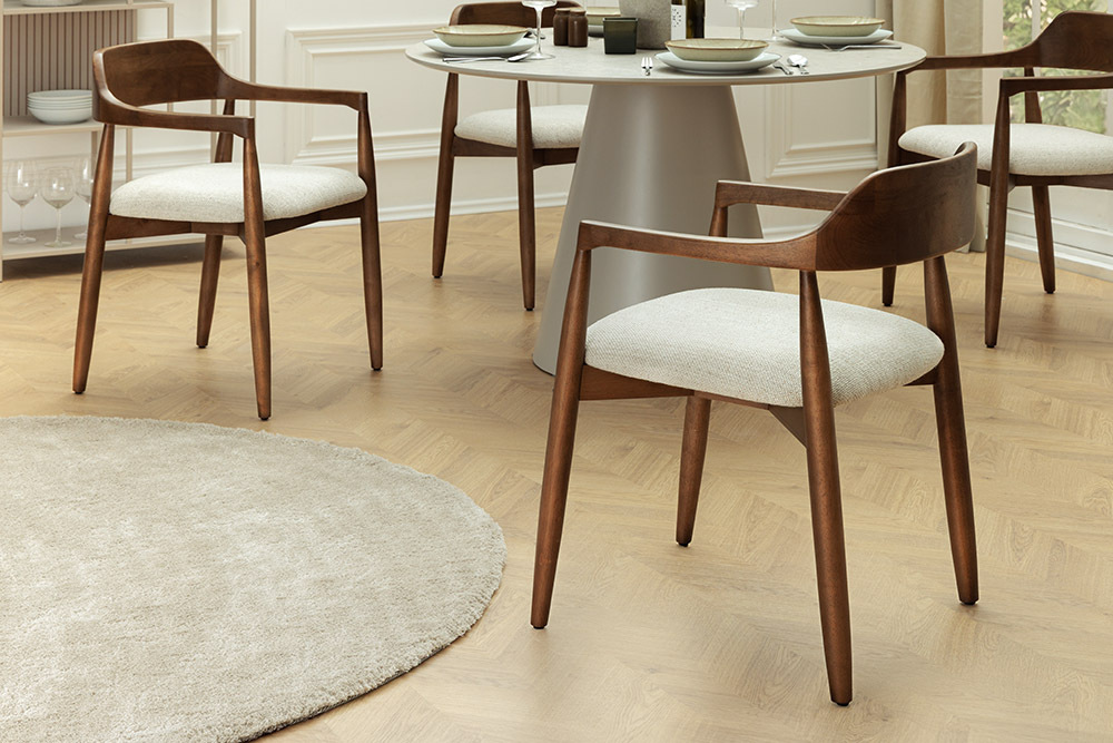 Design Armlehnen-Stuhl KENNEDY braun smoke creme aus recycelter Pinie mit Polstersitz
