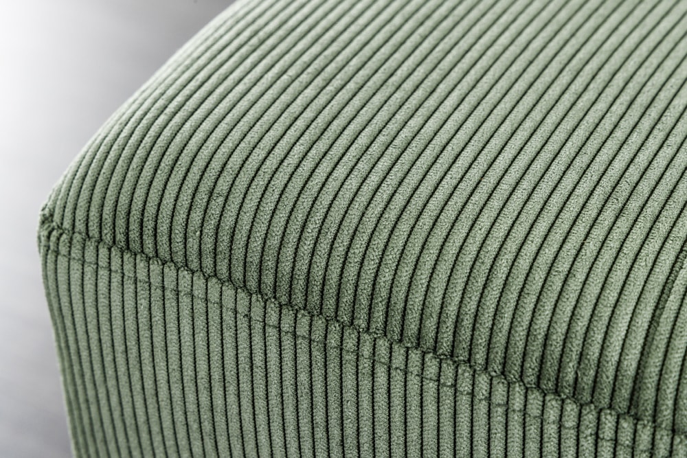 Design Sitzbank BOUTIQUE 100cm grün Cord schwarze Metallbeine