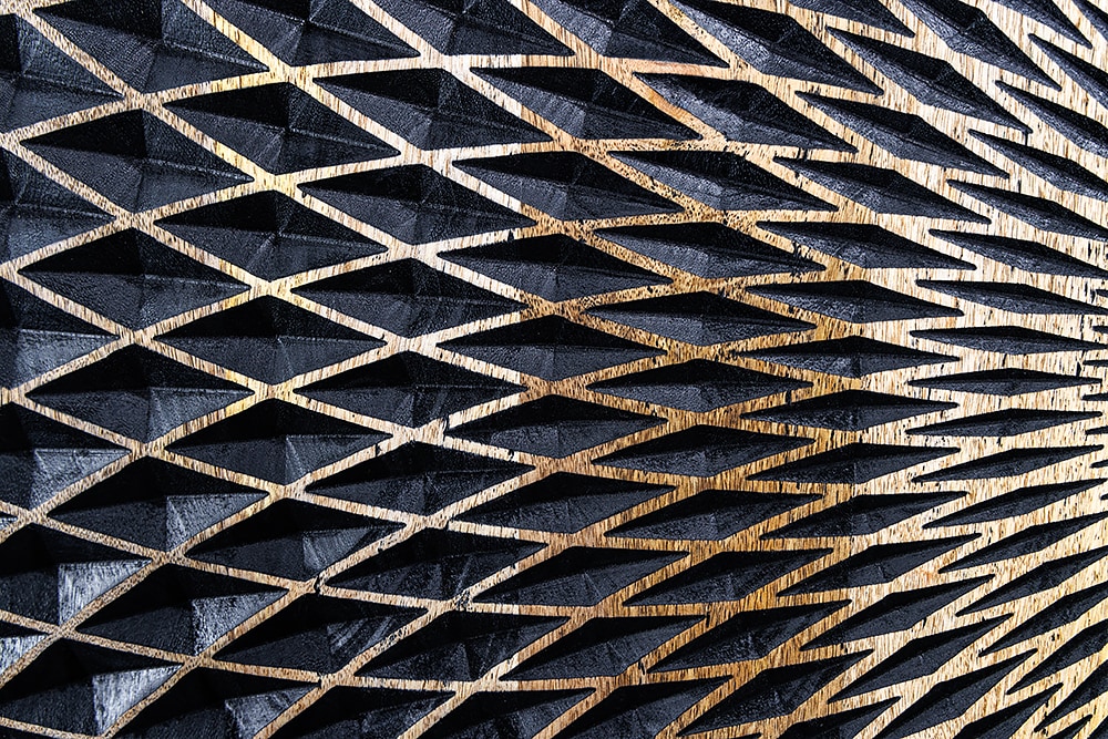 Design Sideboard ILLUSION 180cm schwarz Mangoholz Massivholz mit 3D Schnitzereien gold Eisen Metallgestell