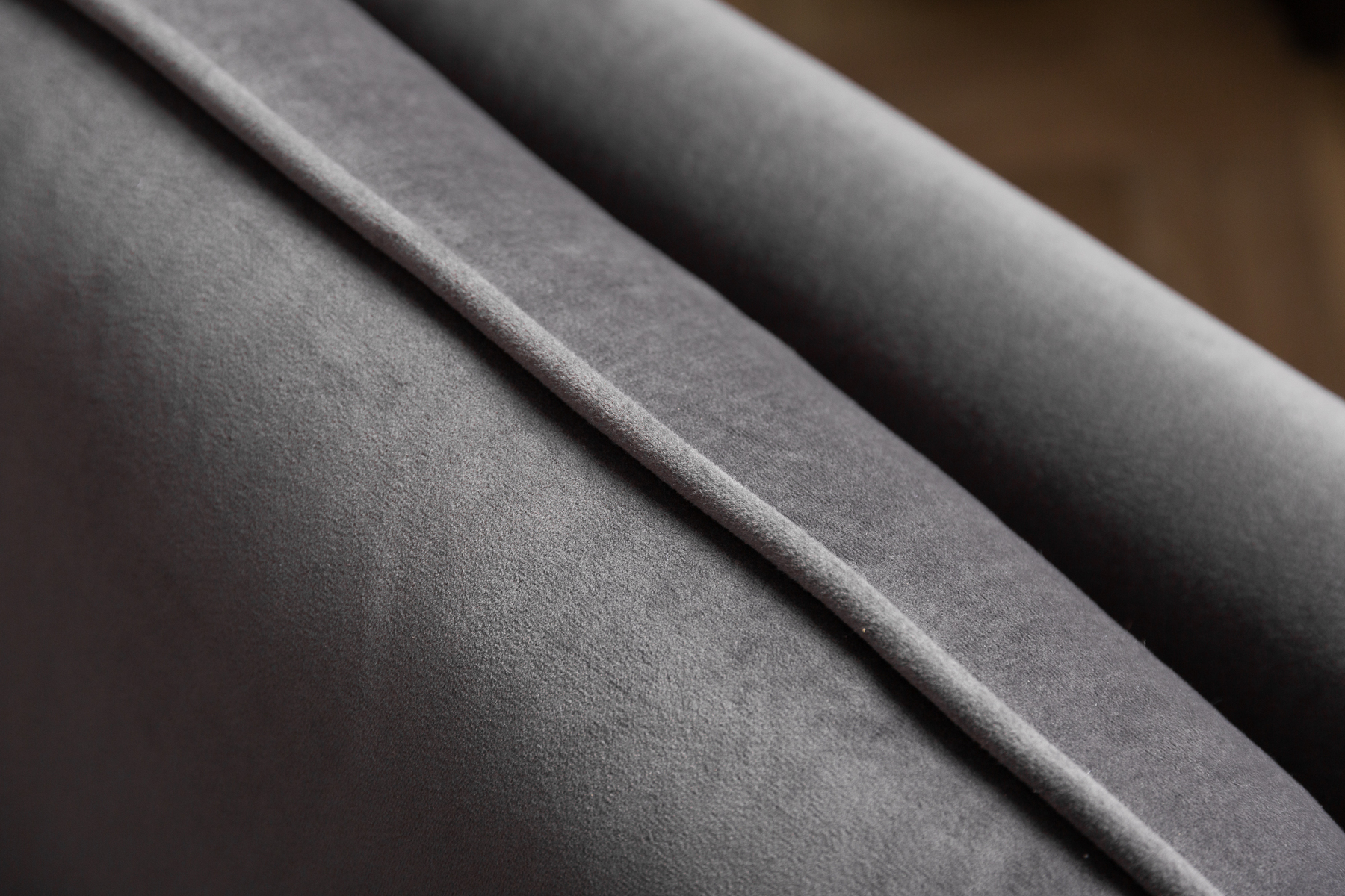 Retro Schlafsofa BOUTIQUE 215cm grau Samt 3-Sitzer mit schwarzen Füßen