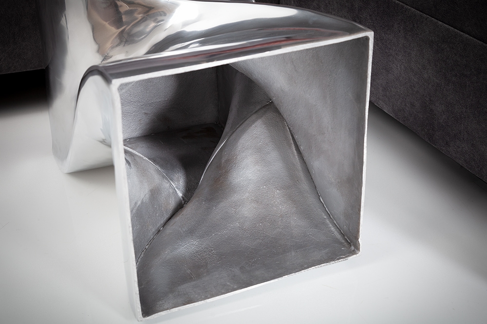 Skulp­tu­raler Beistelltisch TWIST 45cm silber Aluminium poliert Sitzhocker Modern Design