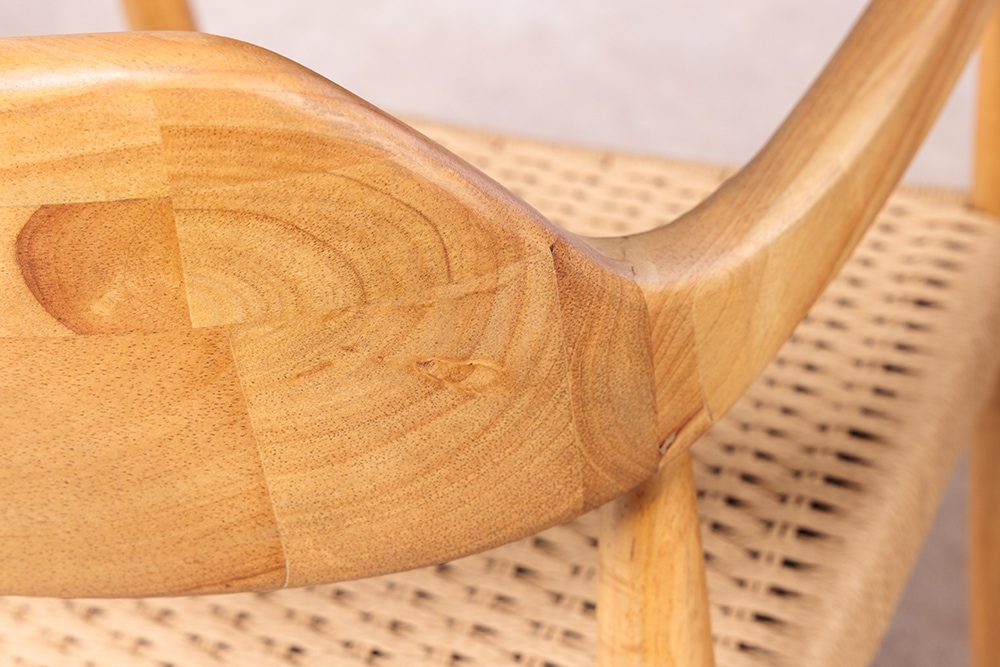 Design Armlehnen-Stuhl KENNEDY natur aus recyceltem Pinienholz mit Korbgeflecht