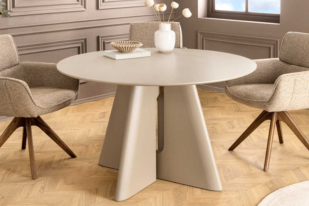 Runder Esstisch ORGANIKO 120cm cement greige mit skulpturalem Säulengestell