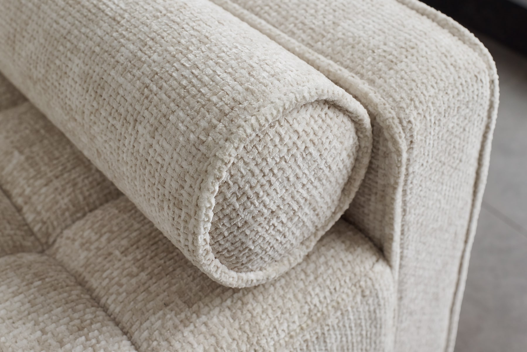 Design Sofa COZY VELVET 220cm beige Chenille Federkern 3-Sitzer mit goldener Kappe