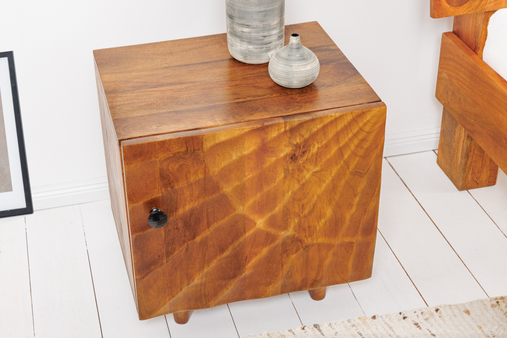 Massiver Nachttisch SCORPION 50cm braun Mangoholz Beistelltisch mit 3D Schnitzereien