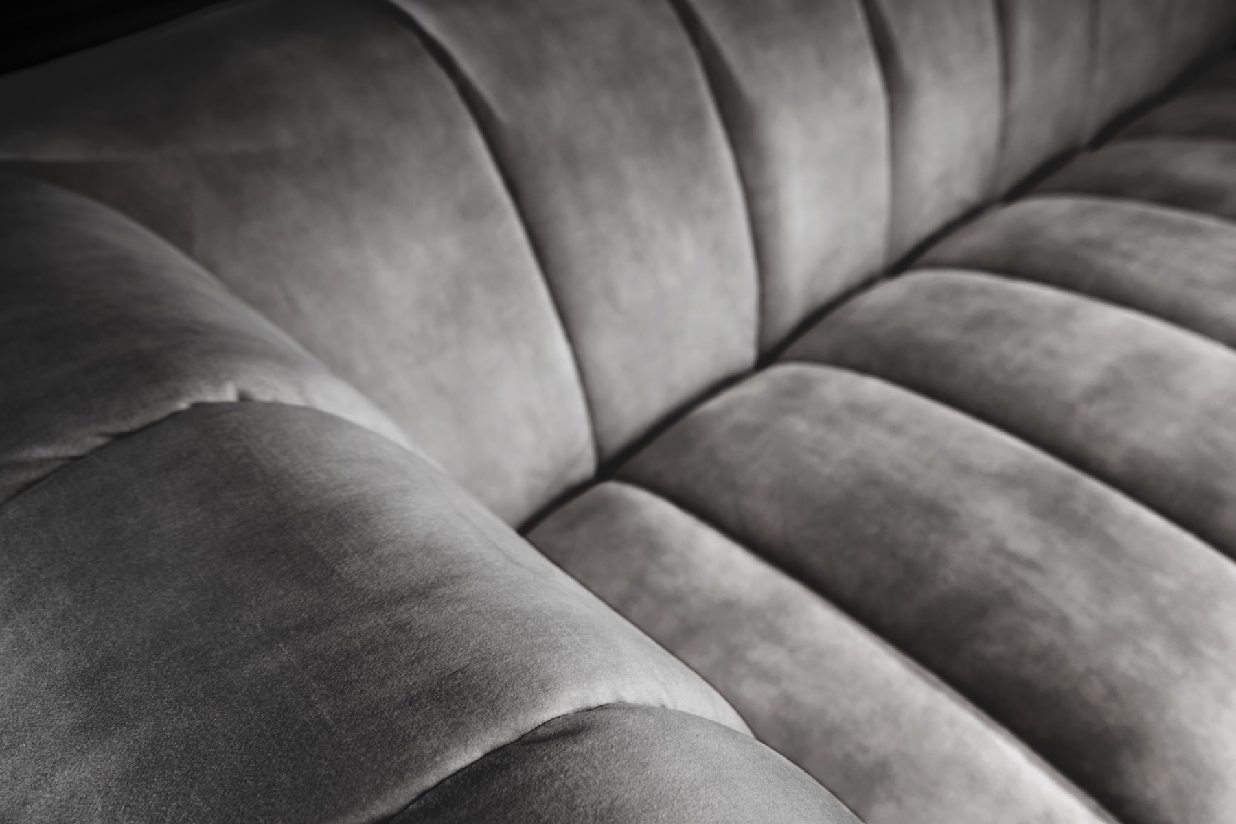 Design 3-Sitzer Sofa NOBLESSE 225cm grau Samt Federkern schwarze Metallfüße