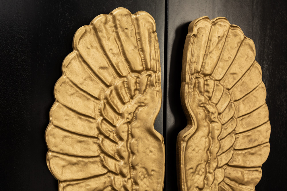 Extravaganter Barschrank ANGEL 140cm schwarz Mangoholz mit goldenen Flügeln